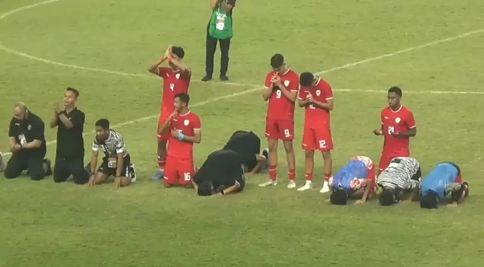 Pemain Timnas Indonesia U-19 merayakan kemenangan seusai mengalahkan Malaysia pada laga semifinal Piala AFF U-19 di Stadion Gelora Bung Tomo, Surabaya, Sabtu, 27 Juli 2024.

